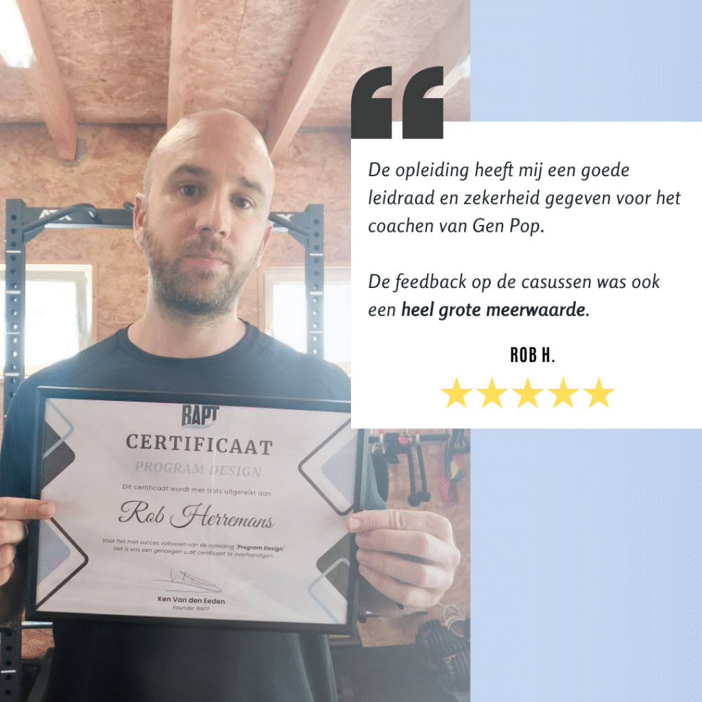 Testimonialafbeelding met man die een certificaat vasthoudt en beoordelingstekst