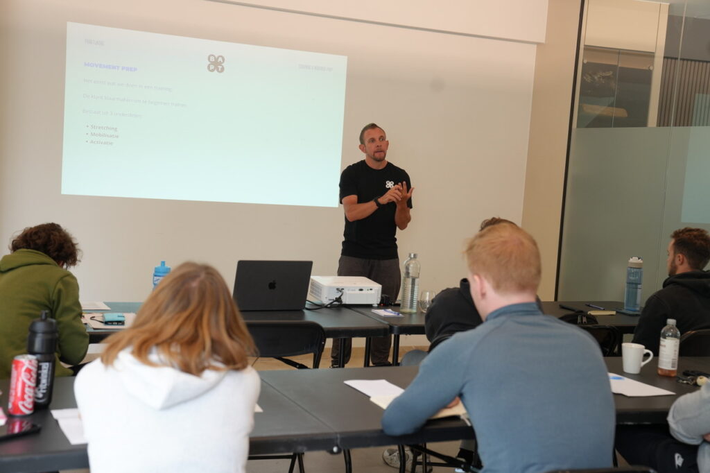 BAPT opleiding personal trainer - klassikale uitleg in de gym