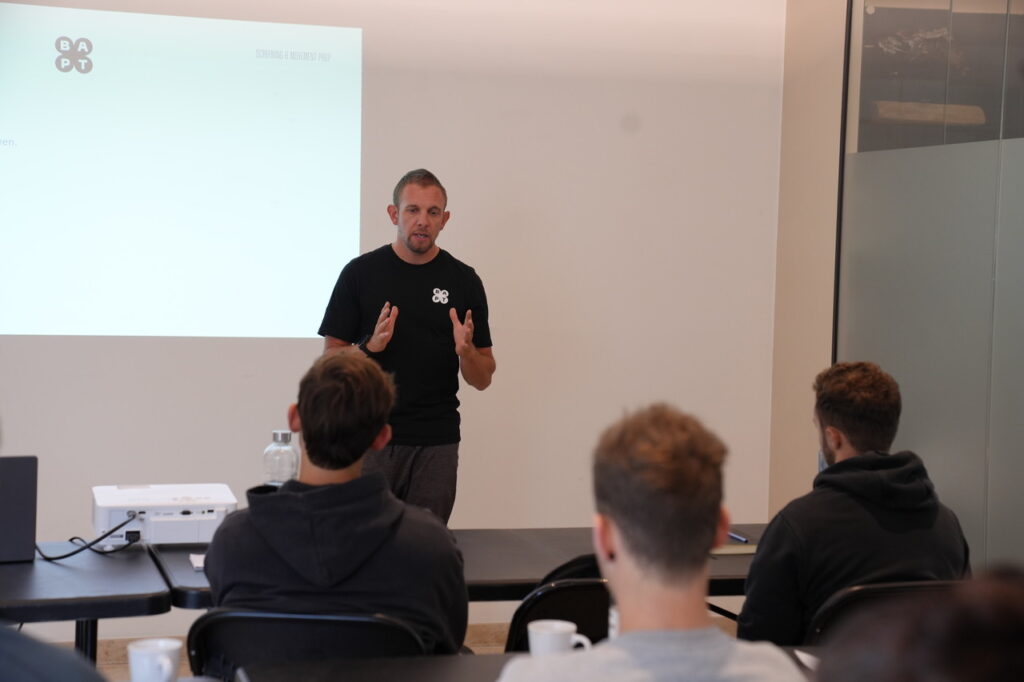 BAPT opleiding personal trainer - studenten luisteren aandachtig
