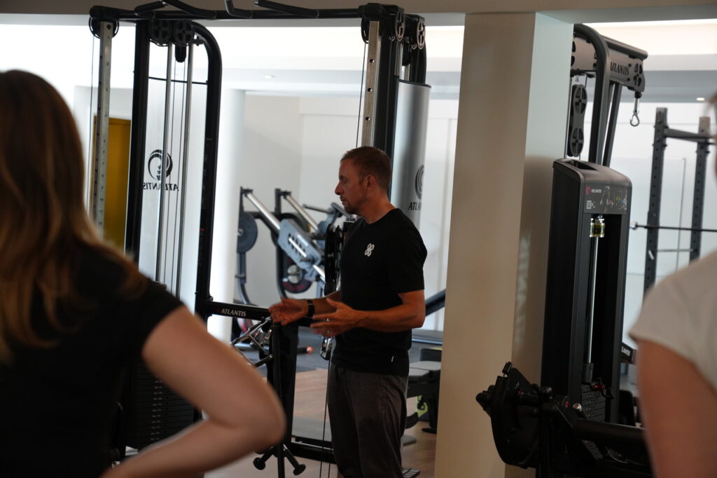 BAPT master trainer legt oefening uit bij Atlantis apparatuur