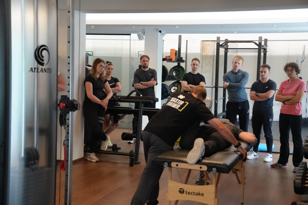 BAPT master trainer demonstreert oefening met weerstandsband