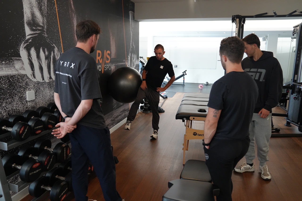 BAPT master trainer geeft groepsuitleg met gymnastiekbal