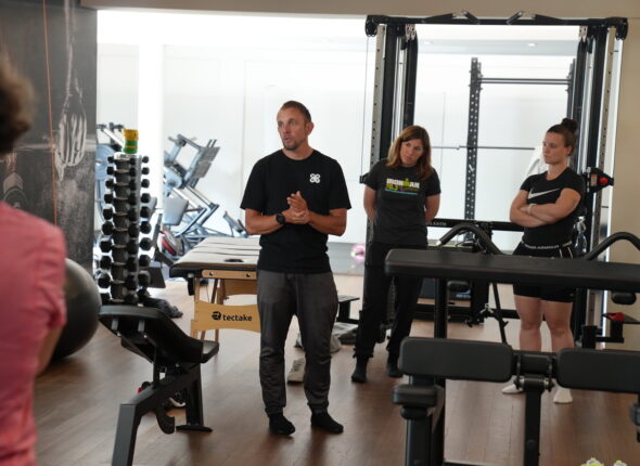 BAPT master trainer spreekt groep toe in de fitnessruimte