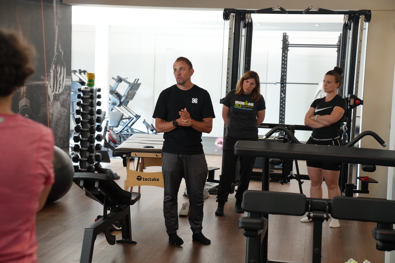 BAPT master trainer spreekt groep toe in de fitnessruimte